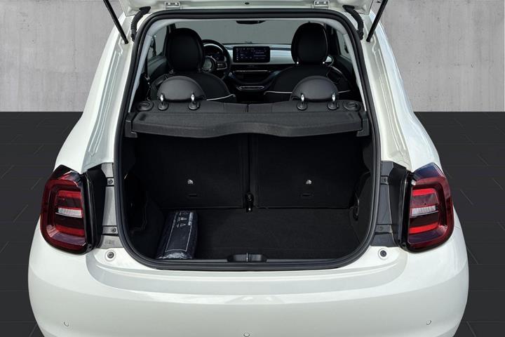 Hvid Fiat 500e fra 2023