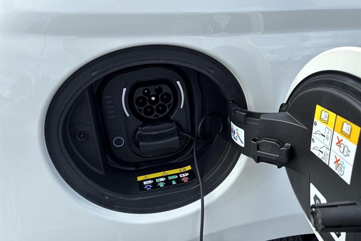 Hvid Fiat 500e fra 2023