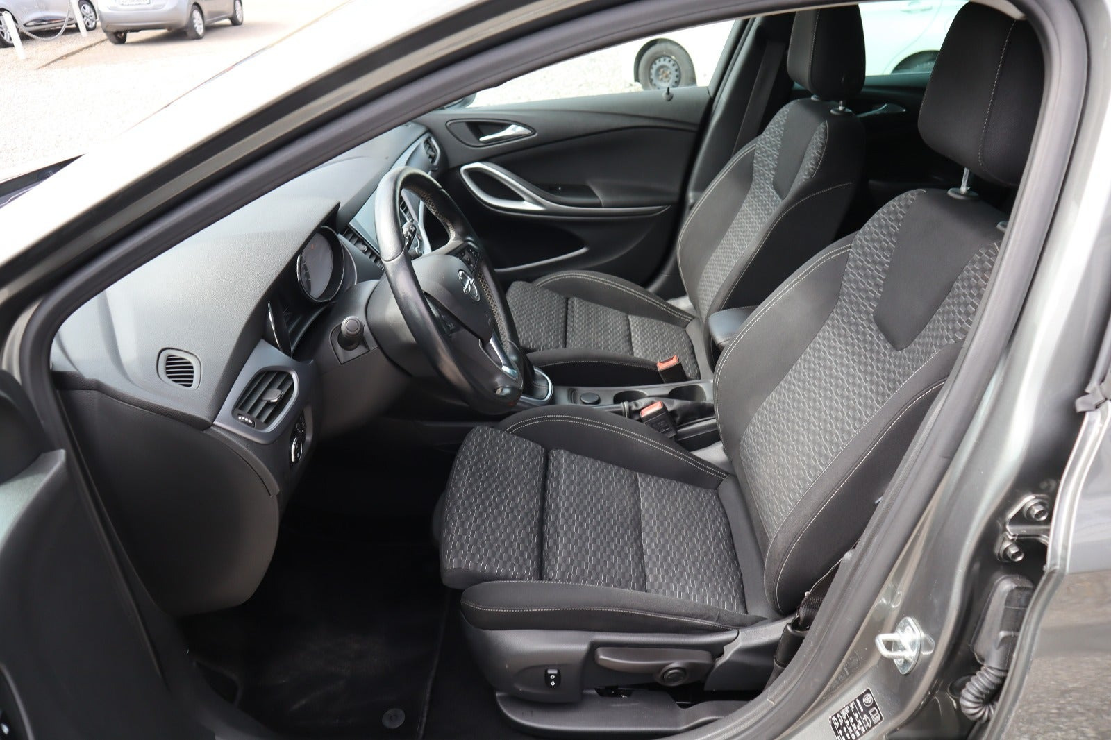 Grå Opel Astra fra 2017