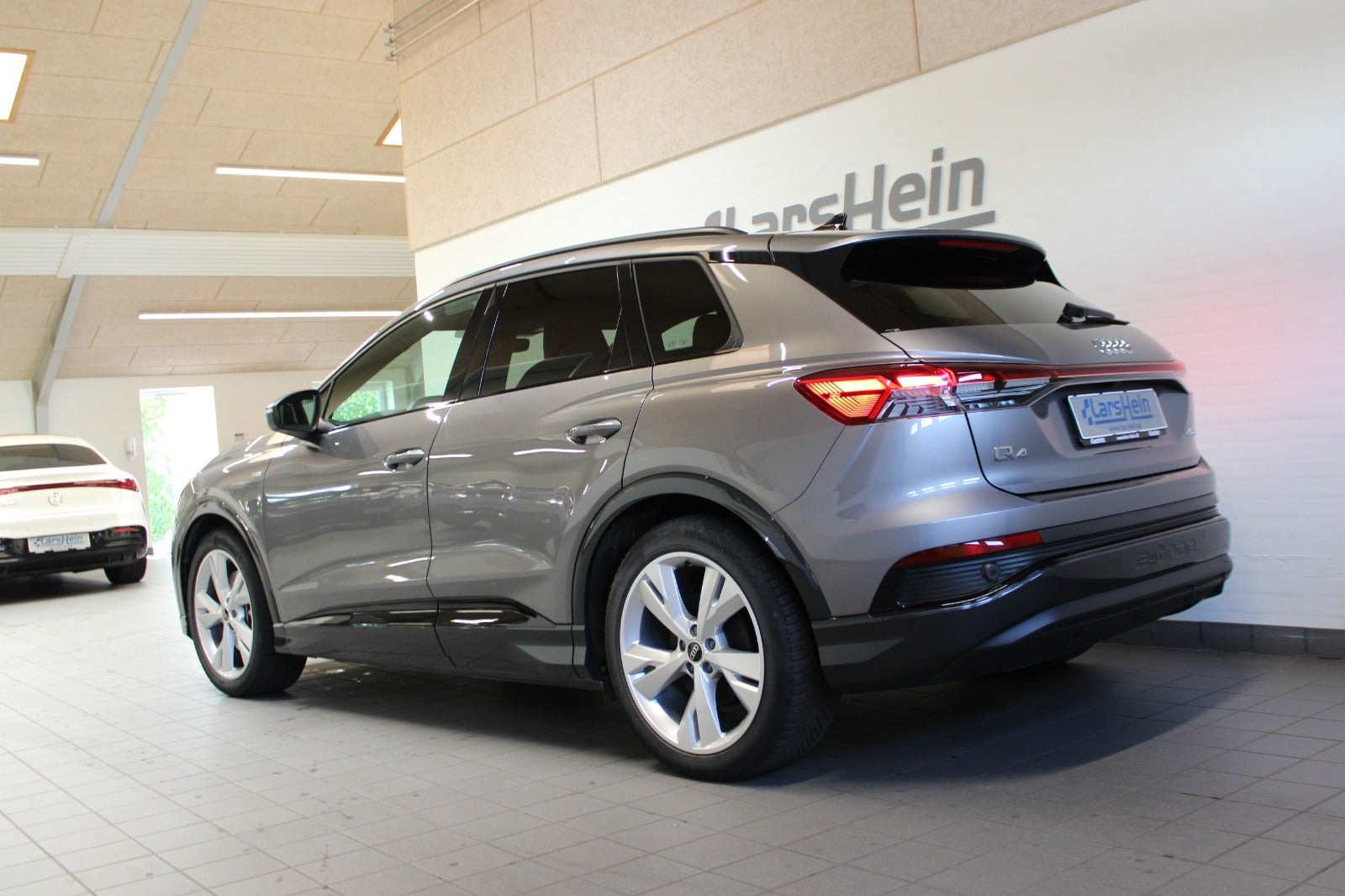 Grå Audi Q4 e-tron fra 2025