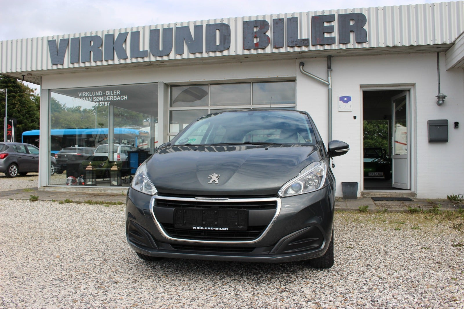 Grå Peugeot 208 fra 2017