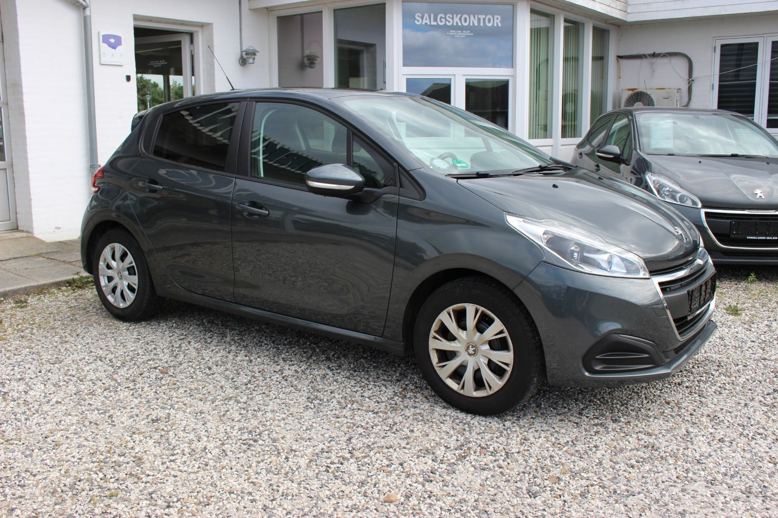 Grå Peugeot 208 fra 2017