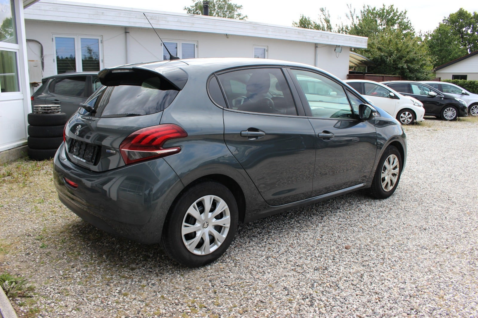 Grå Peugeot 208 fra 2017