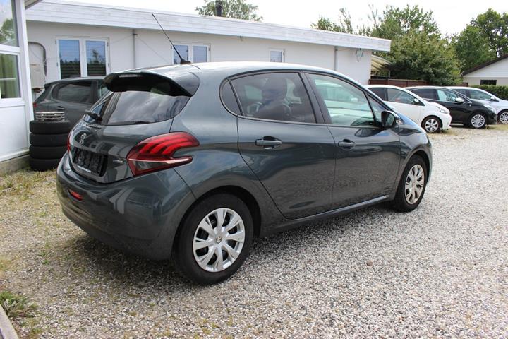Grå Peugeot 208 fra 2017