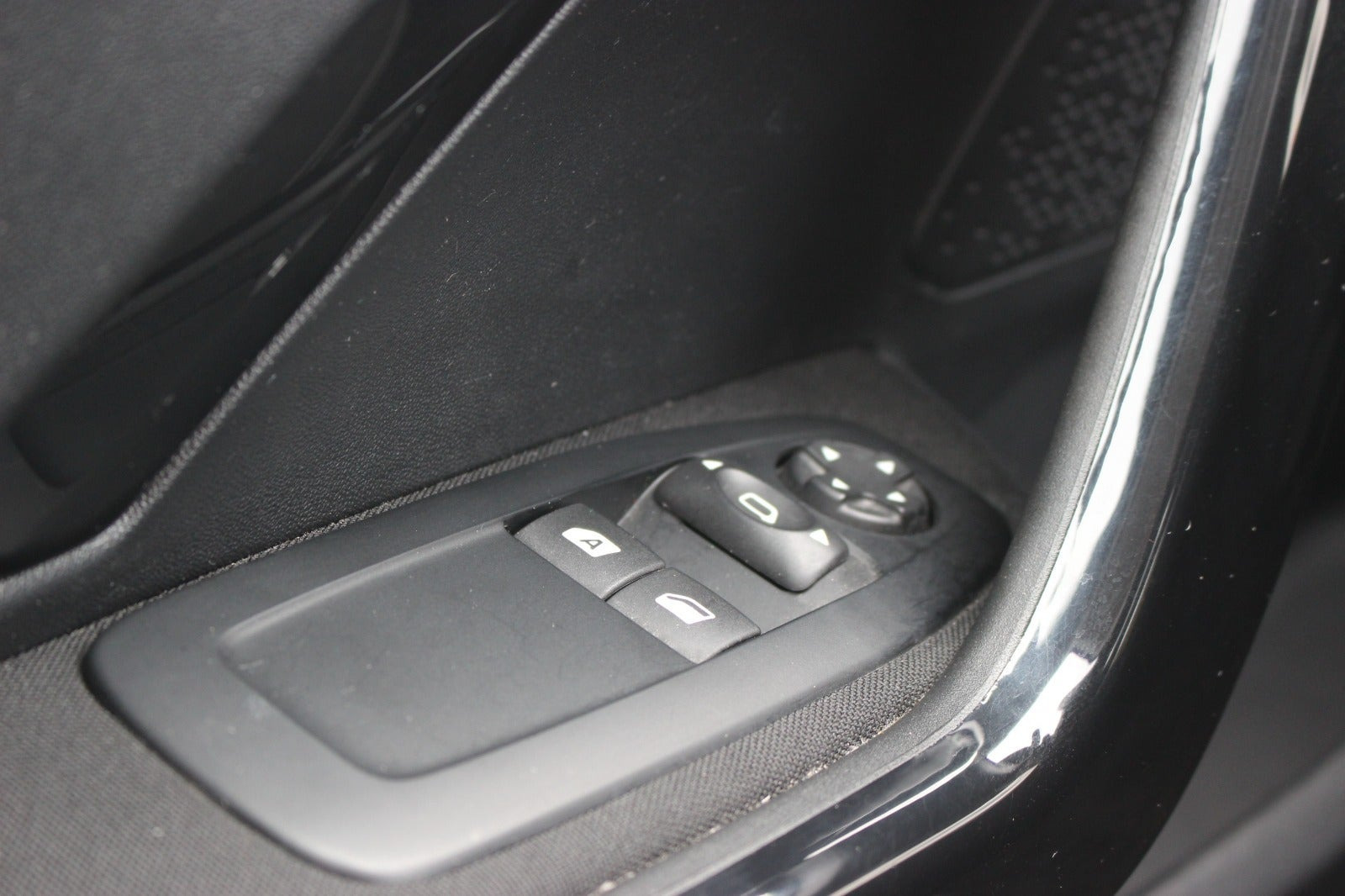Grå Peugeot 208 fra 2017