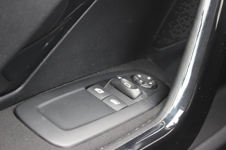 Grå Peugeot 208 fra 2017