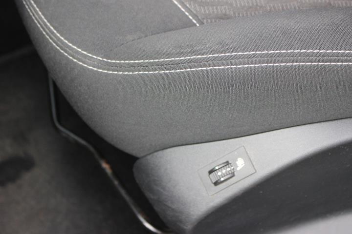Grå Peugeot 208 fra 2017