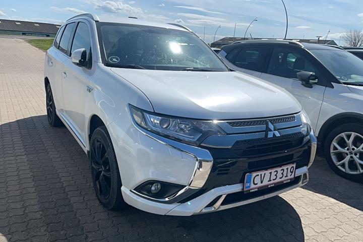 Hvid Mitsubishi Outlander fra 2020