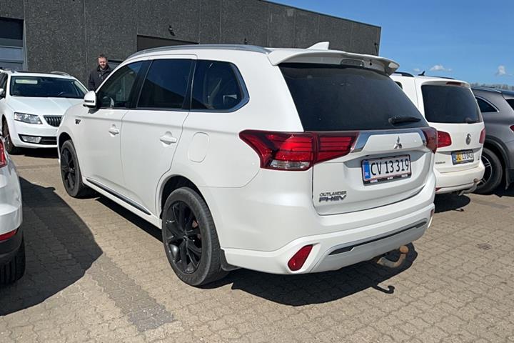 Hvid Mitsubishi Outlander fra 2020