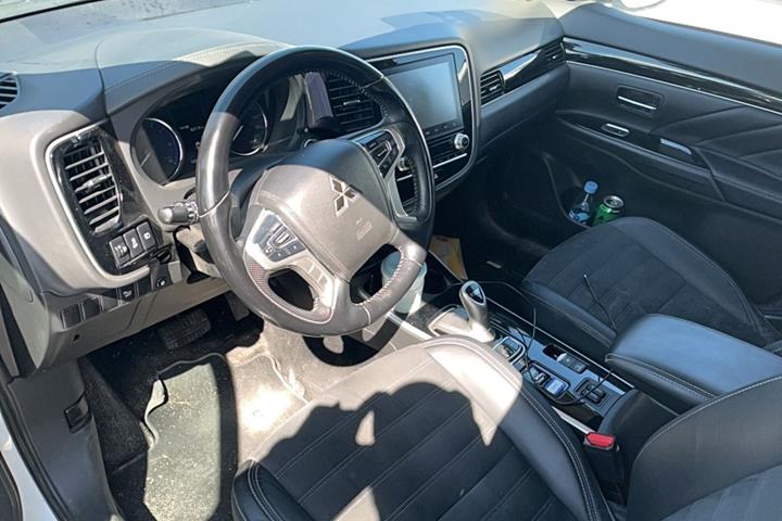 Hvid Mitsubishi Outlander fra 2020