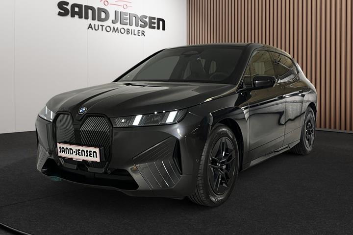 Grå BMW iX fra 2025