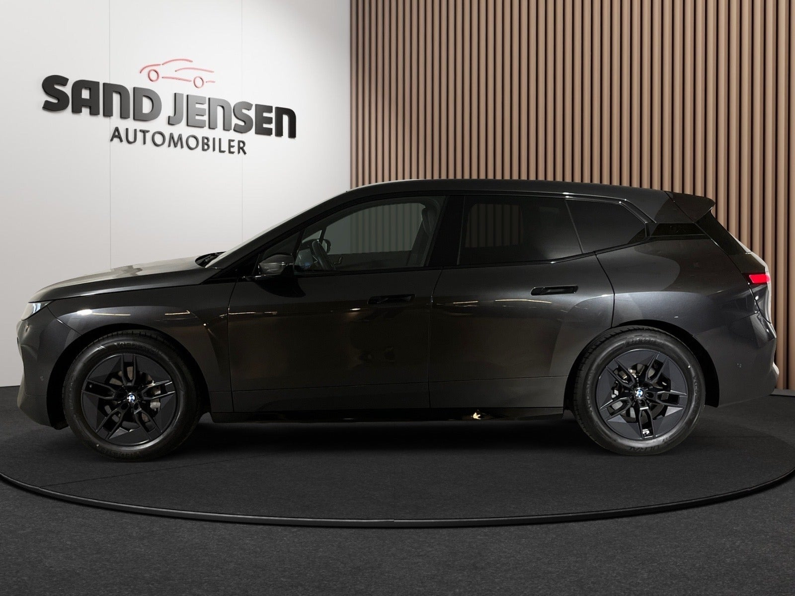 Grå BMW iX fra 2025