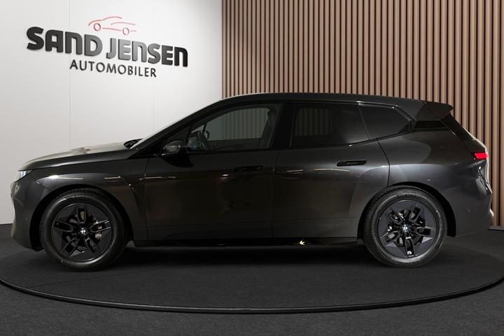Grå BMW iX fra 2025