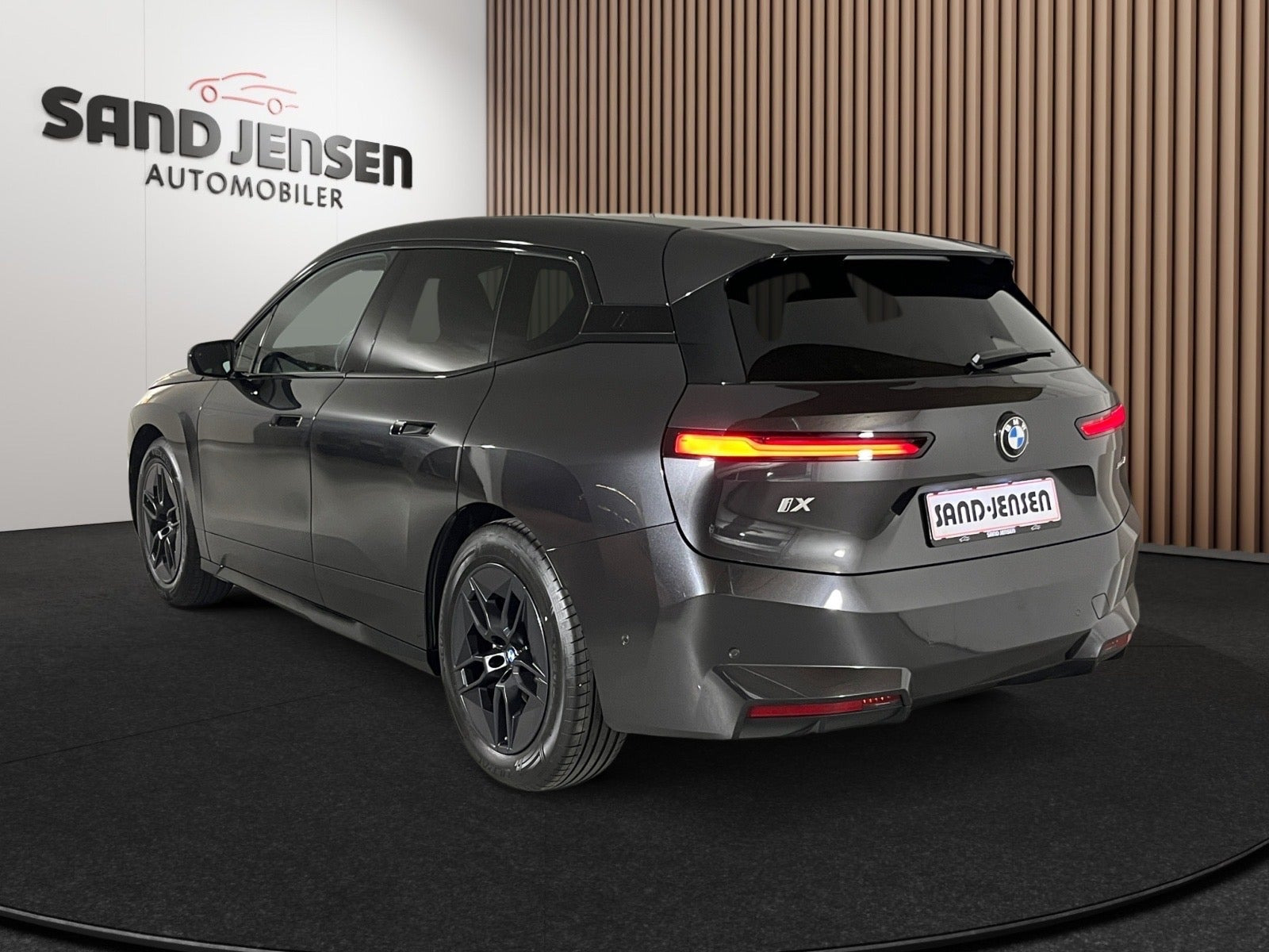 Grå BMW iX fra 2025