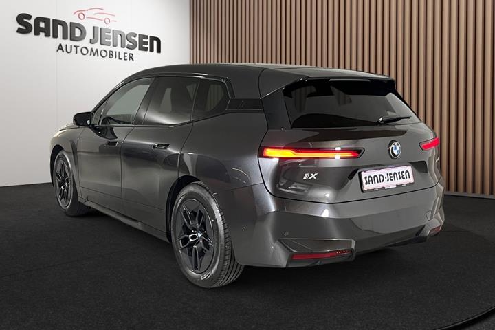 Grå BMW iX fra 2025