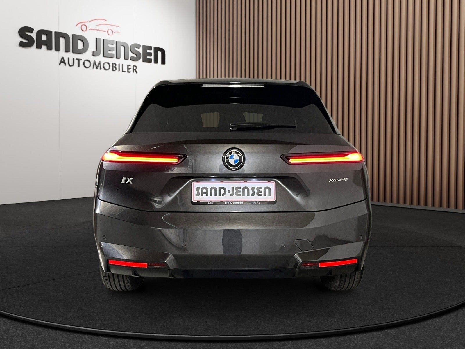 Grå BMW iX fra 2025