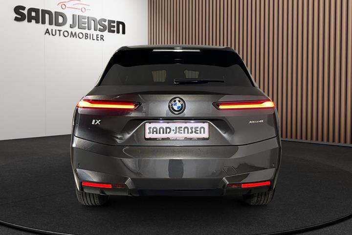 Grå BMW iX fra 2025