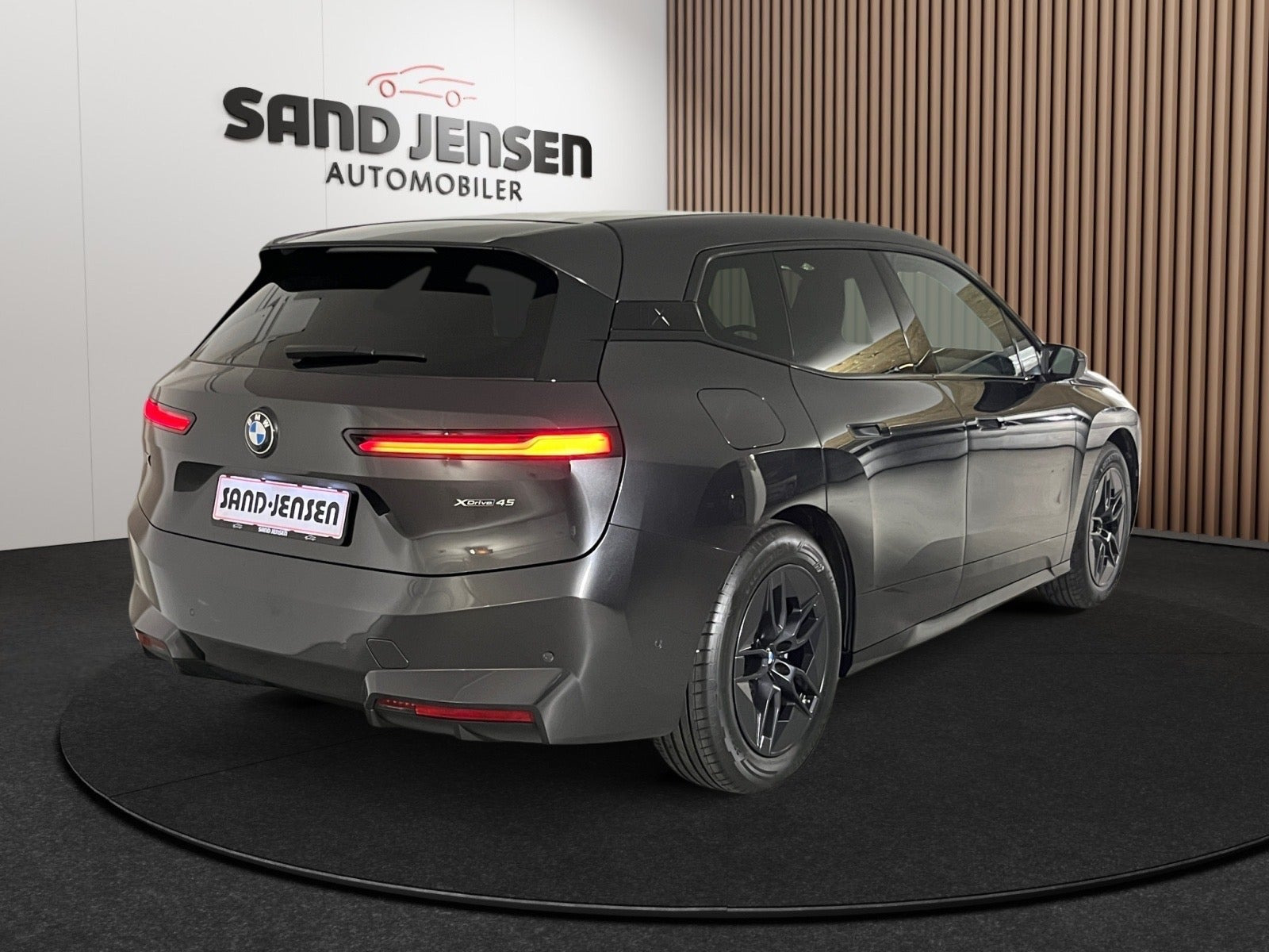 Grå BMW iX fra 2025