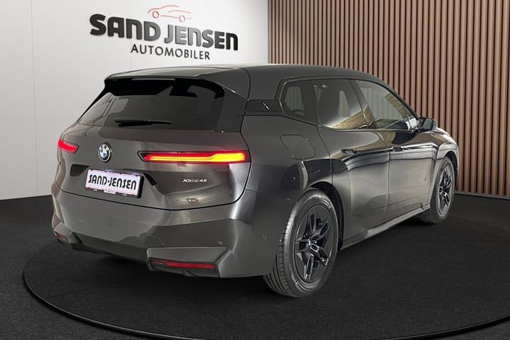 Grå BMW iX fra 2025