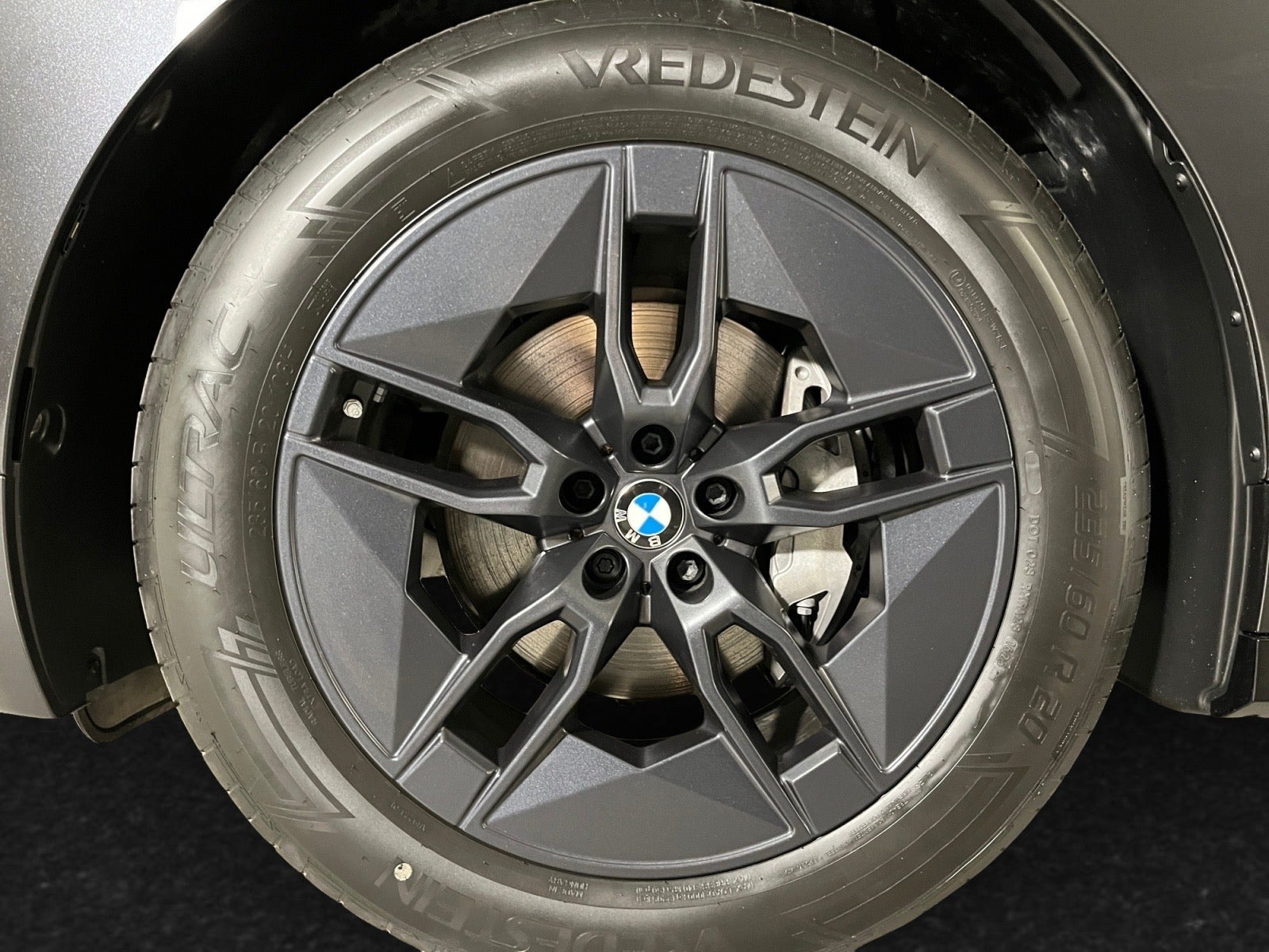 Grå BMW iX fra 2025