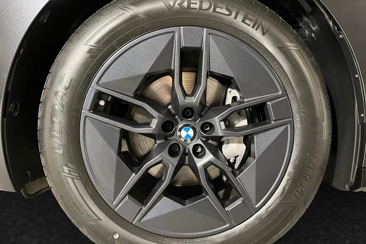 Grå BMW iX fra 2025