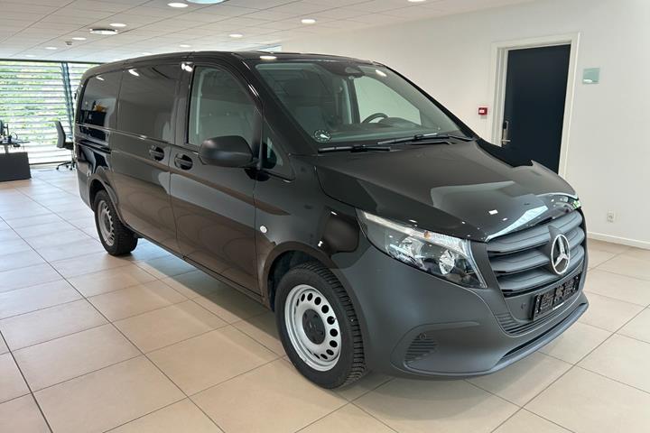 Sort Mercedes Vito 114 fra 2024