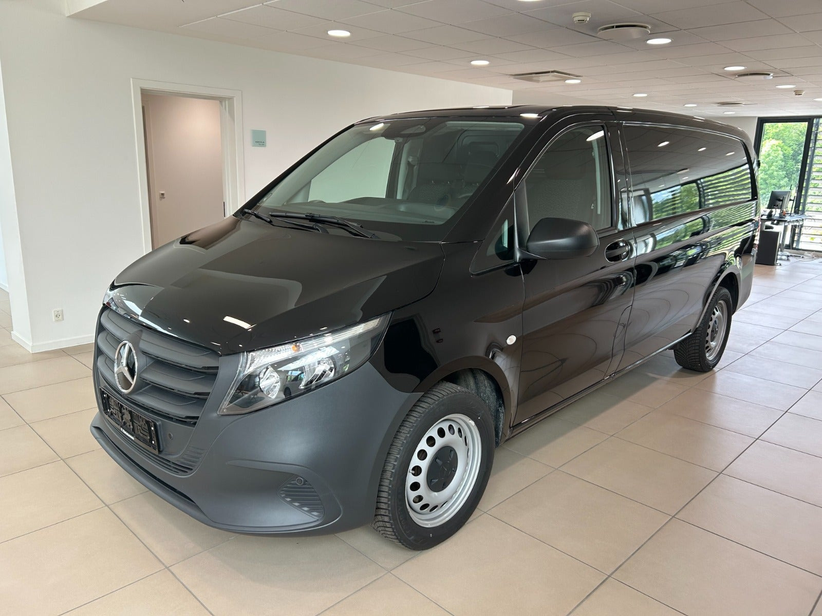Sort Mercedes Vito 114 fra 2024