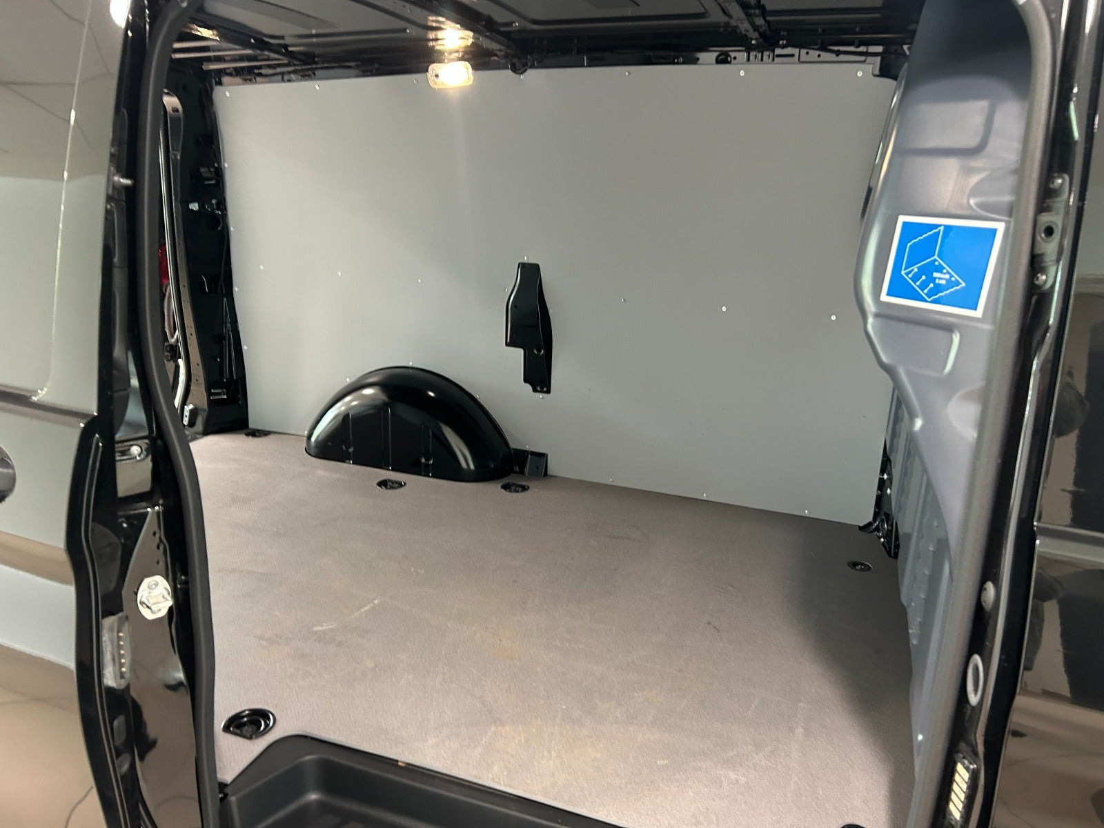 Sort Mercedes Vito 114 fra 2024