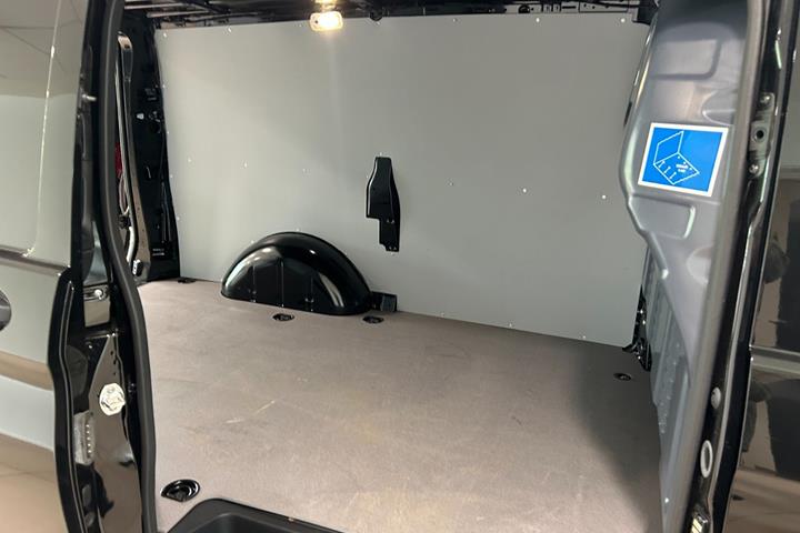 Sort Mercedes Vito 114 fra 2024