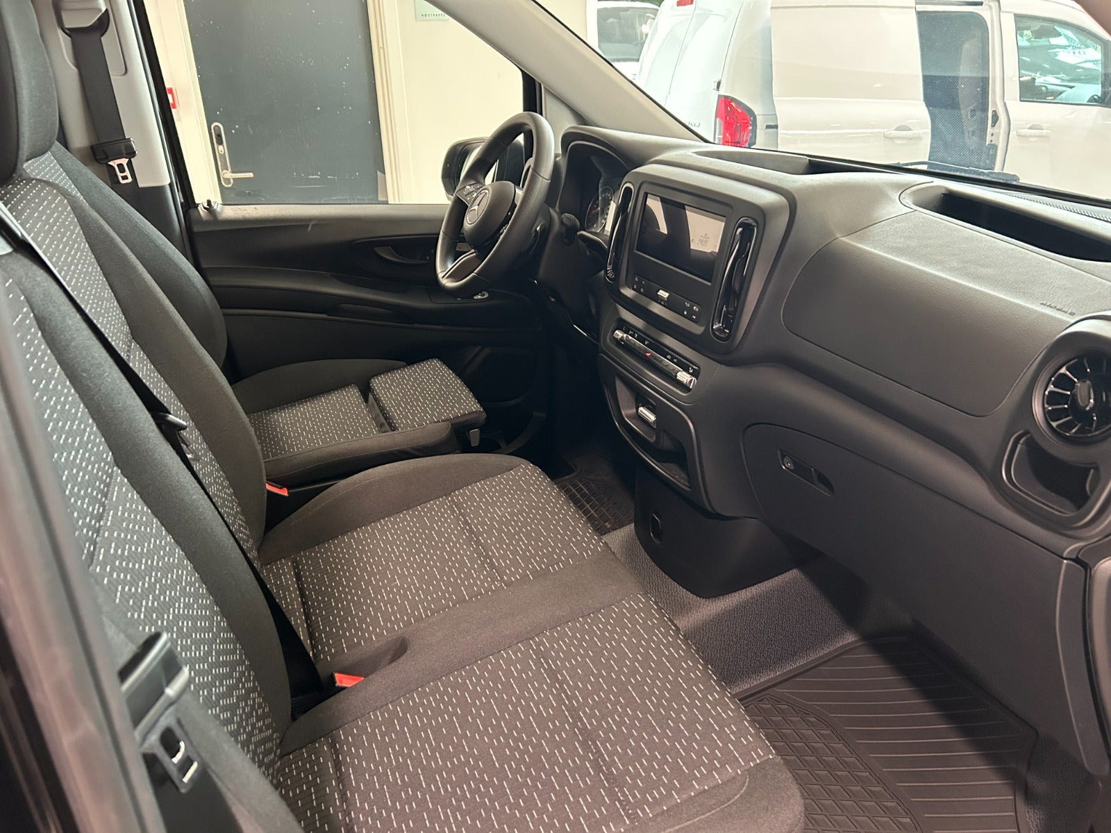 Sort Mercedes Vito 114 fra 2024