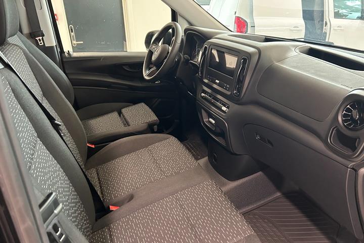 Sort Mercedes Vito 114 fra 2024