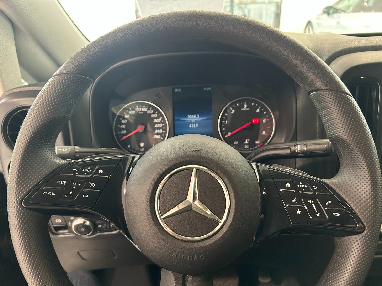 Sort Mercedes Vito 114 fra 2024