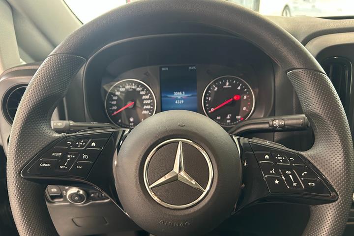 Sort Mercedes Vito 114 fra 2024