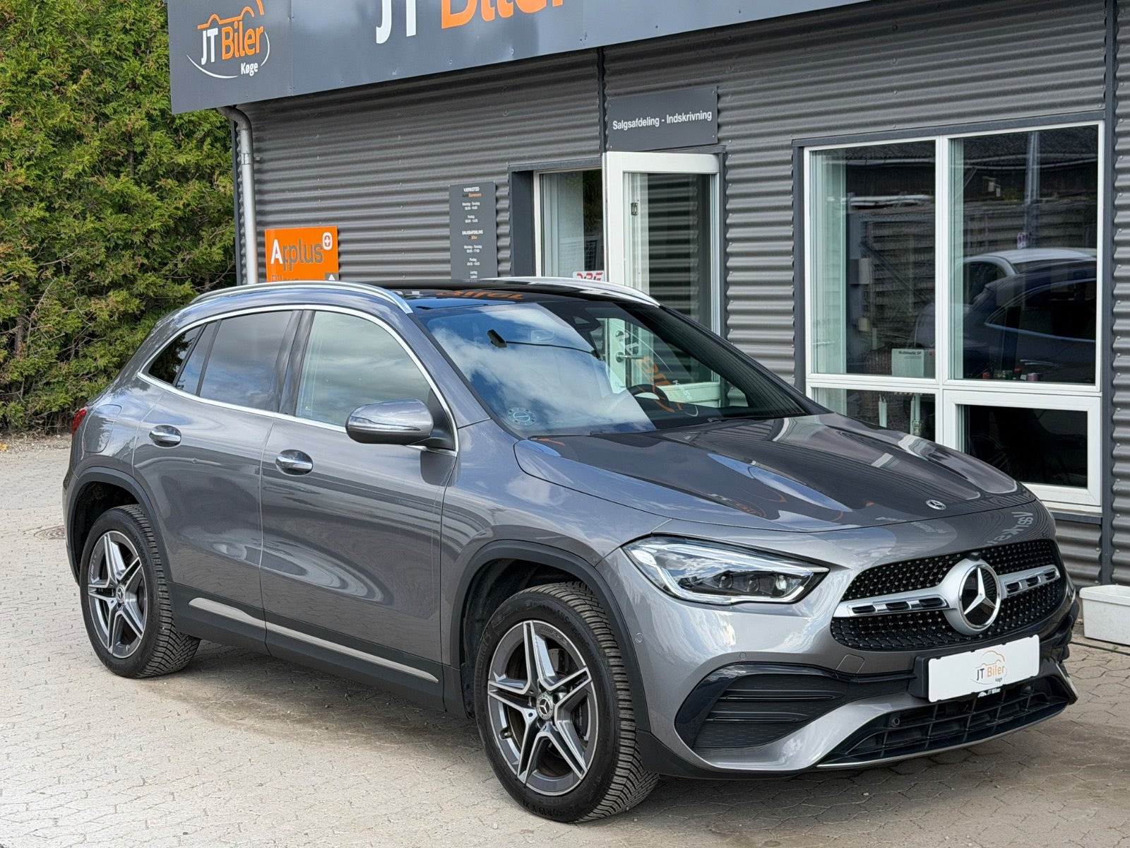 Grå Mercedes GLA250 e fra 2023