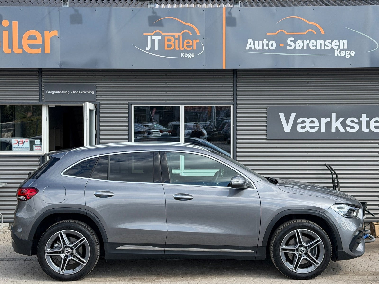 Grå Mercedes GLA250 e fra 2023