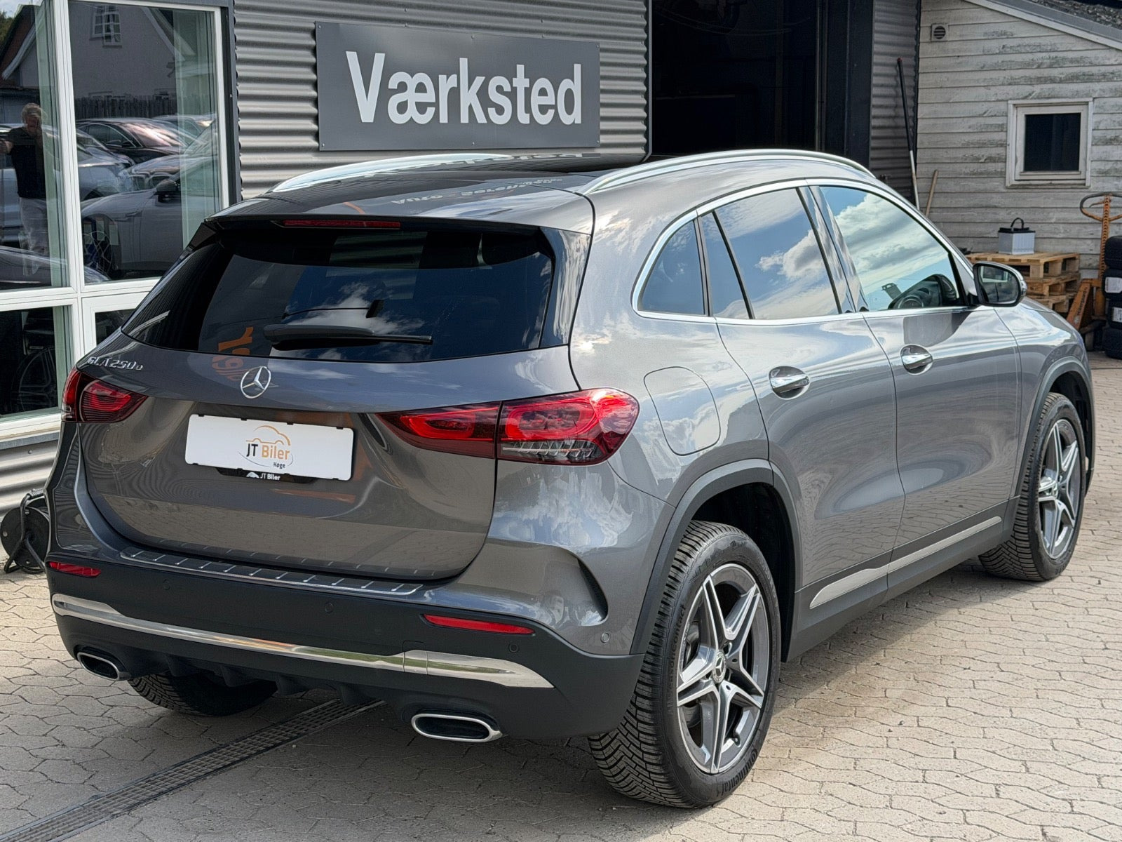 Grå Mercedes GLA250 e fra 2023