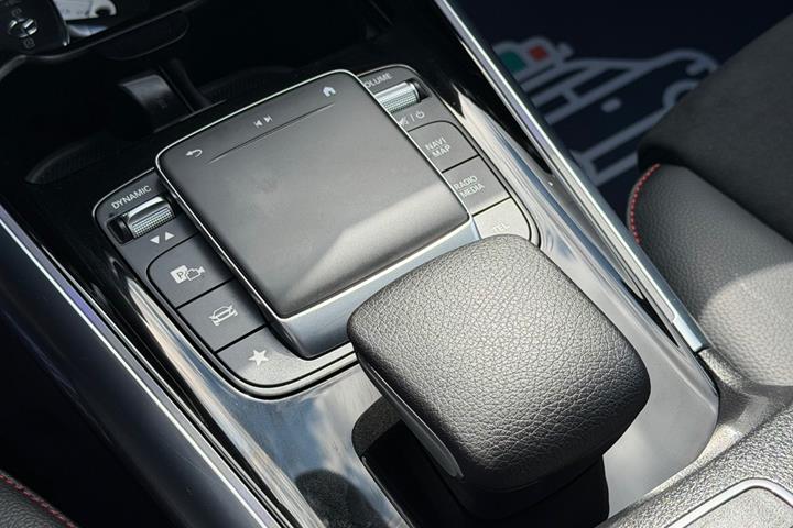 Grå Mercedes GLA250 e fra 2023