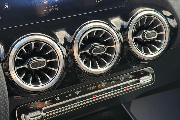 Grå Mercedes GLA250 e fra 2023