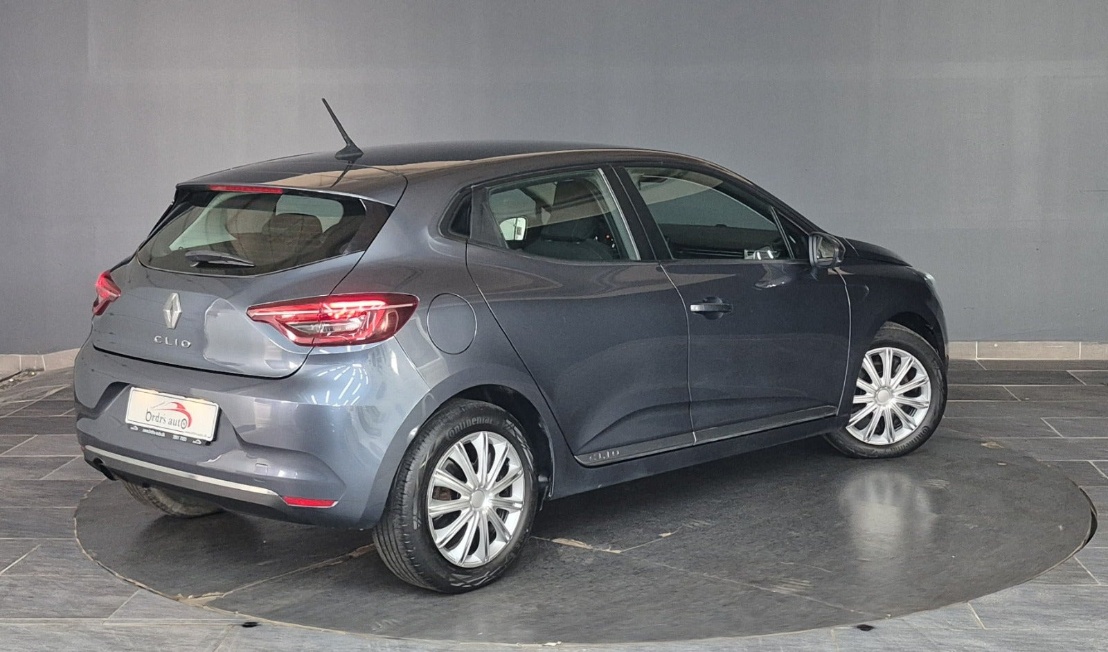 Grå Renault Clio V fra 2020