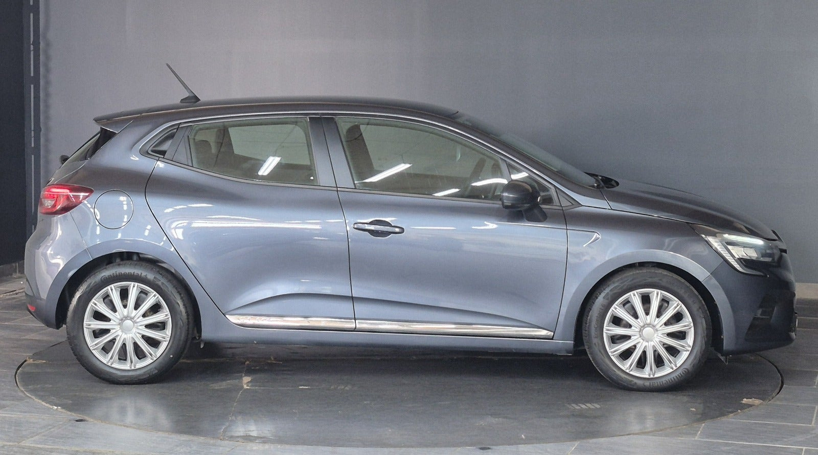 Grå Renault Clio V fra 2020
