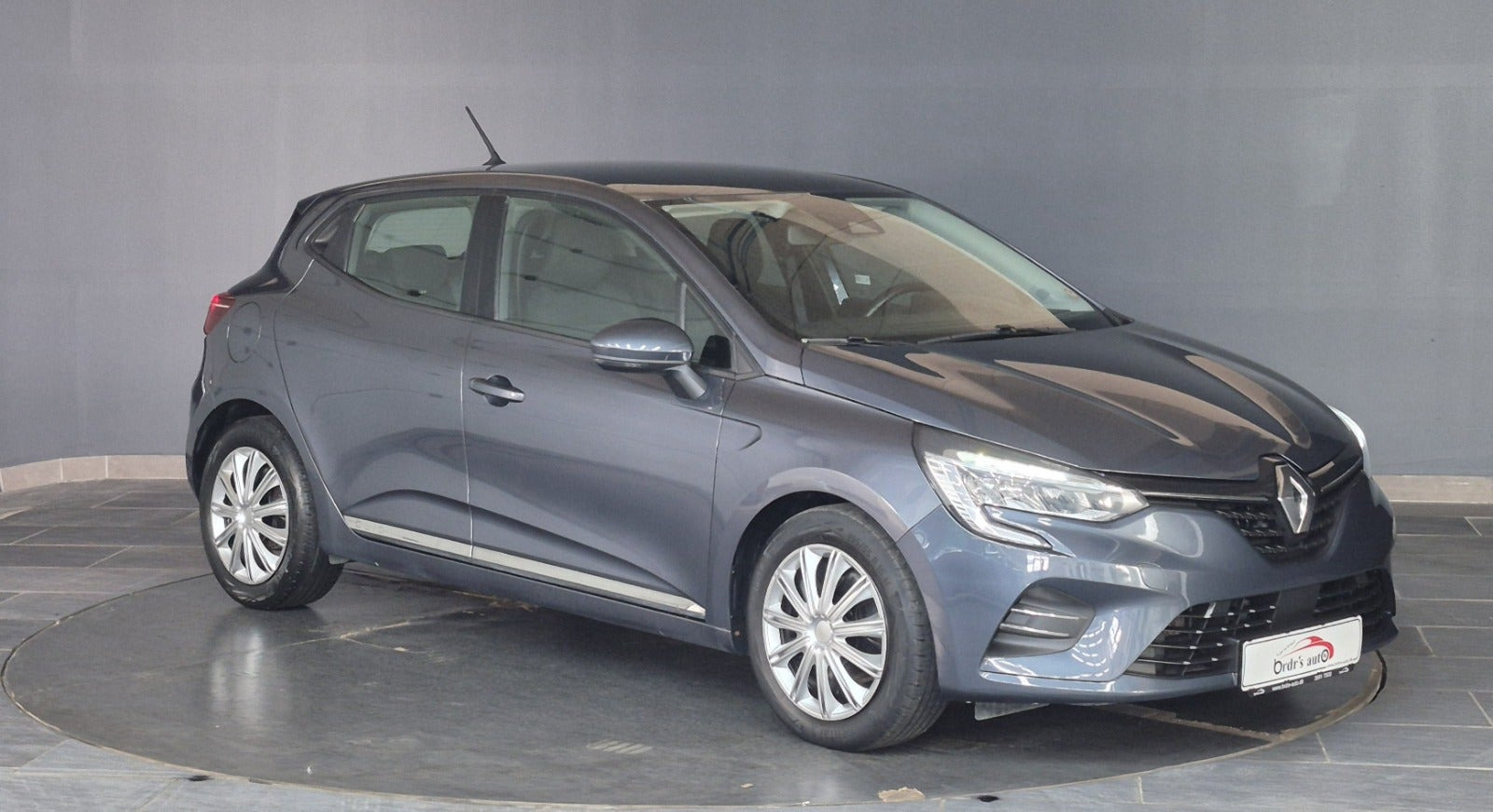Grå Renault Clio V fra 2020