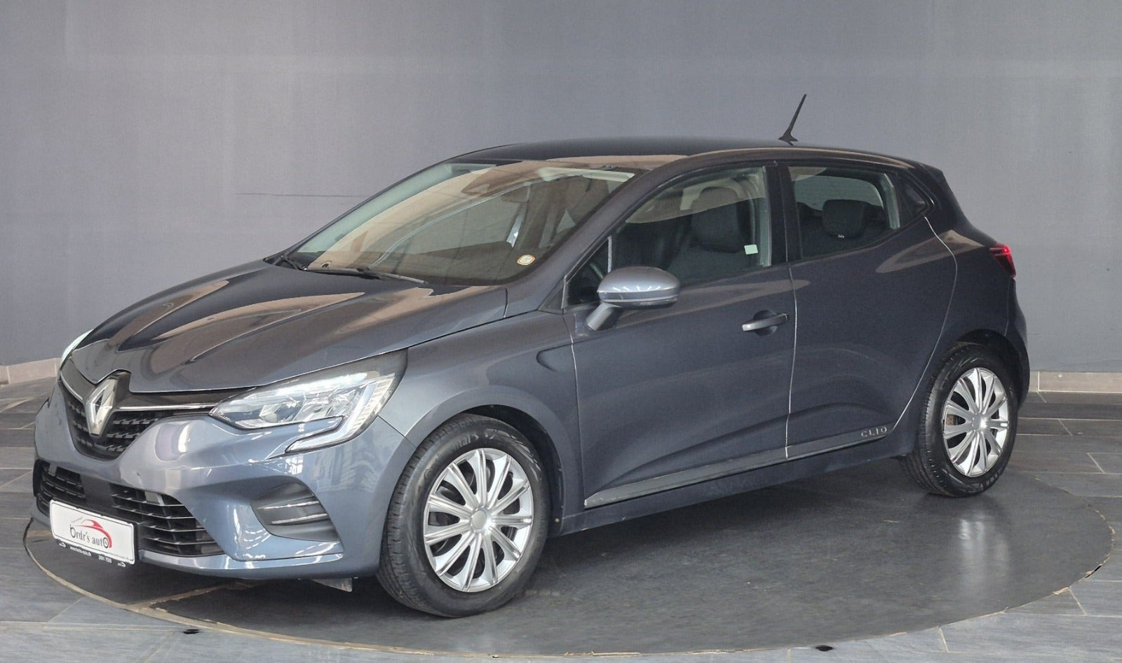 Grå Renault Clio V fra 2020