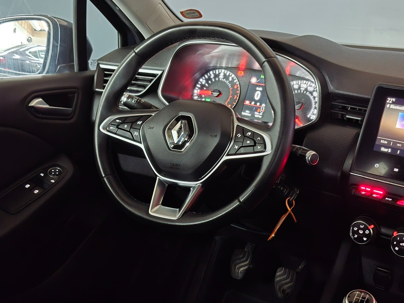 Grå Renault Clio V fra 2020