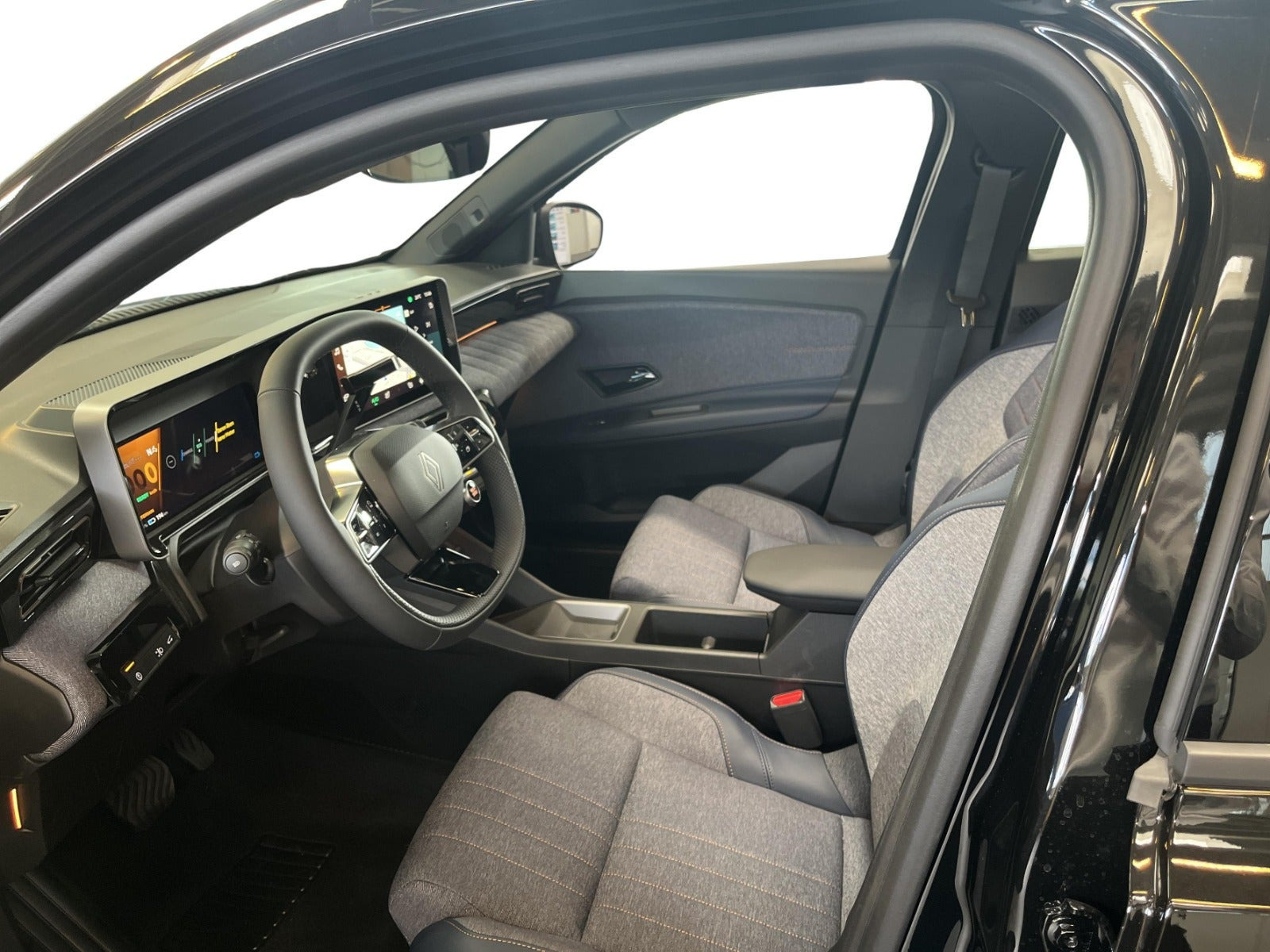 Sort Renault 4 E-Tech fra 2026