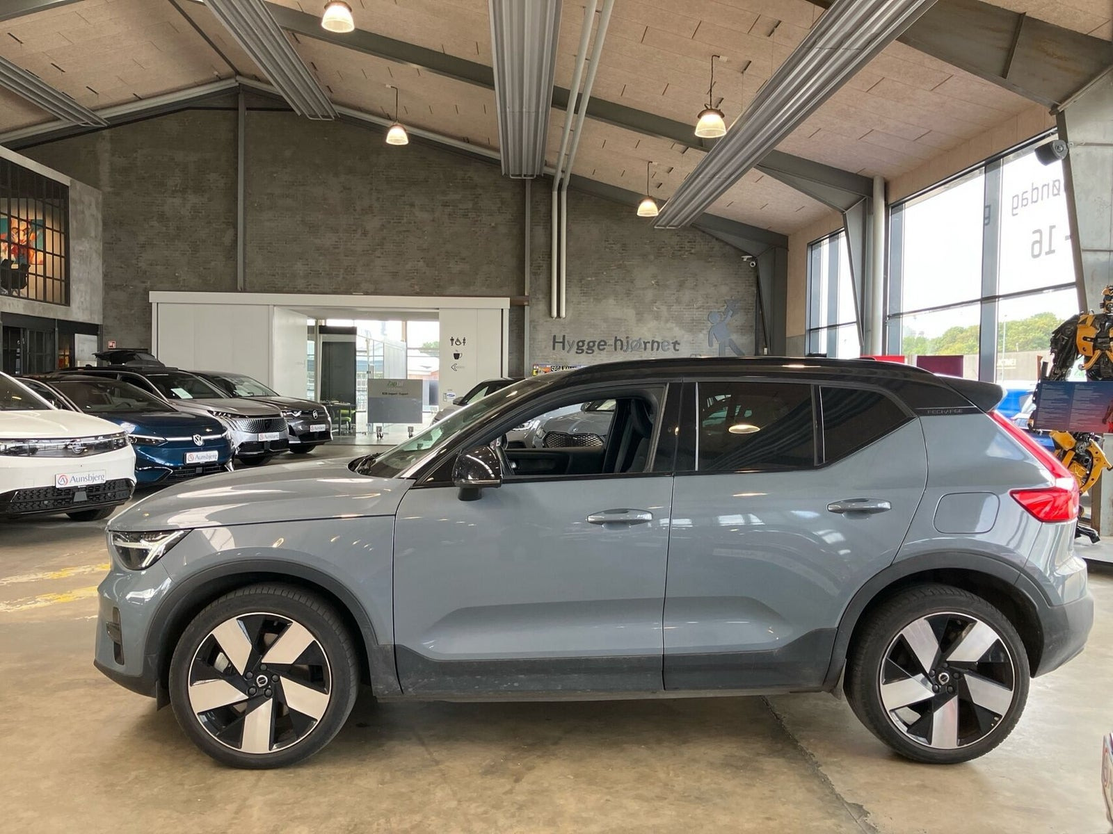 Grå Volvo XC40 fra 2022