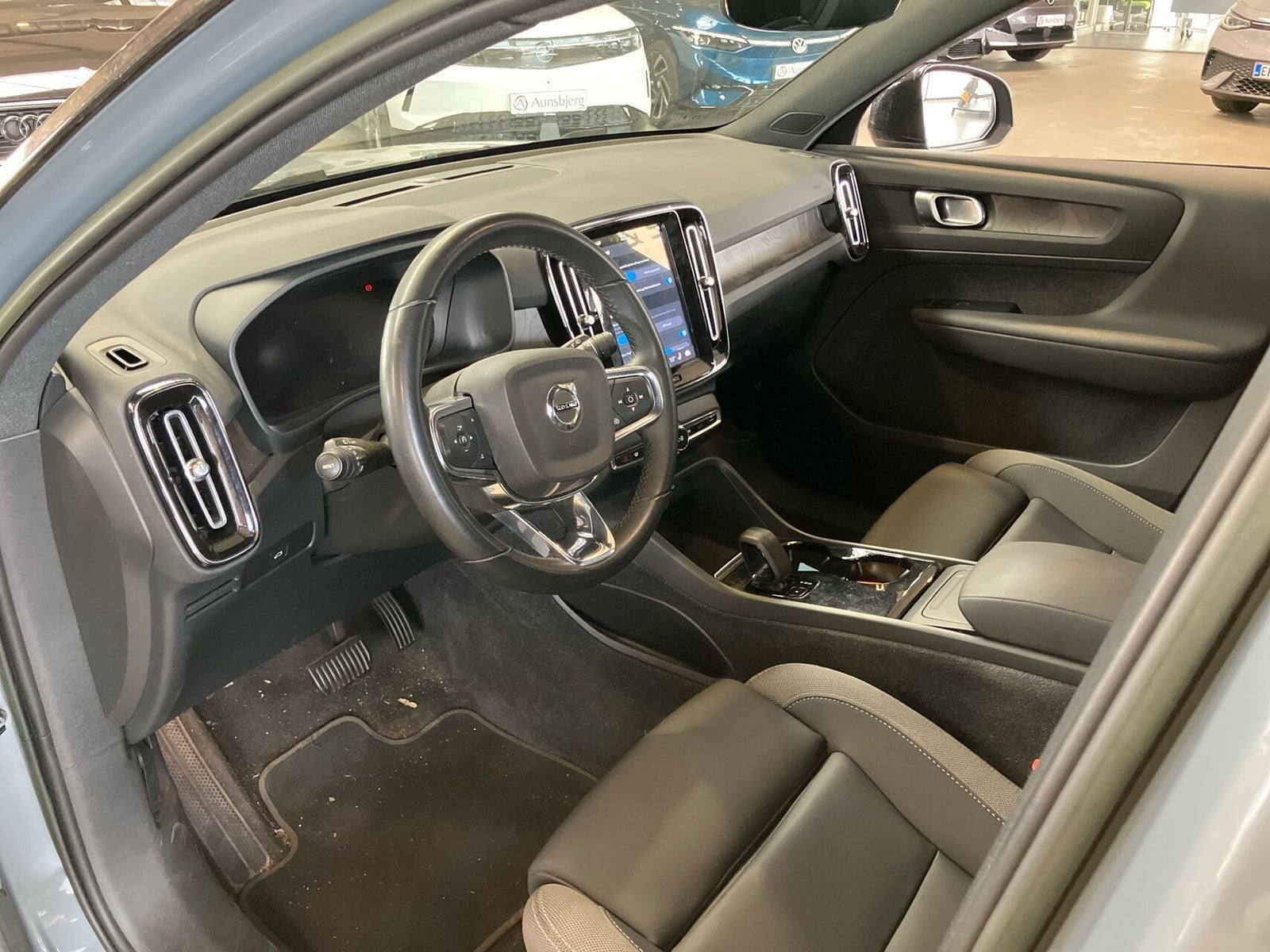 Grå Volvo XC40 fra 2022