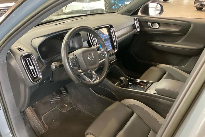Grå Volvo XC40 fra 2022