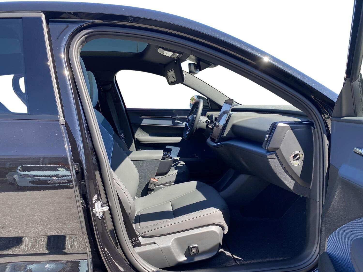Sort Volvo EX30 Cross Country fra 2025