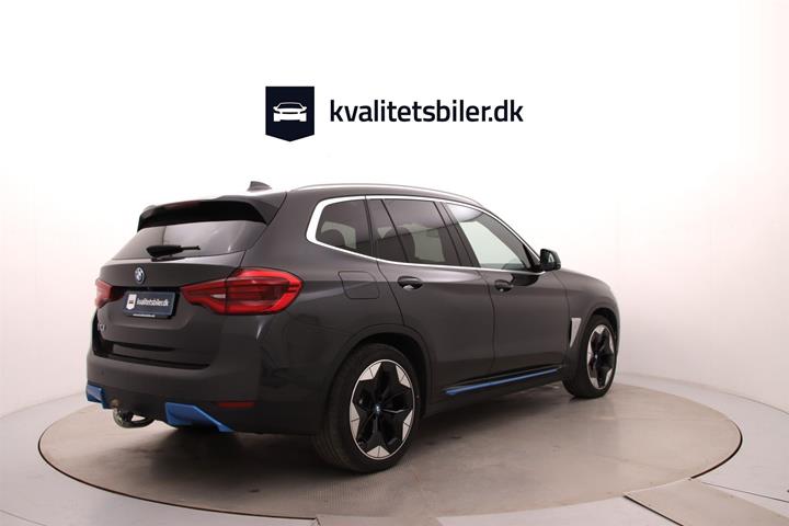 Grå BMW iX3 fra 2022