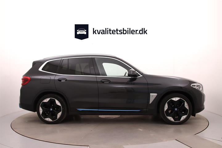 Grå BMW iX3 fra 2022